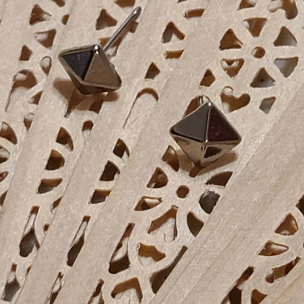 Silver stud earring - Picture 3 of 7